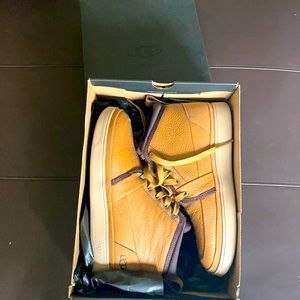 UGG new in box size 7.5 genuine leather. Brand new.